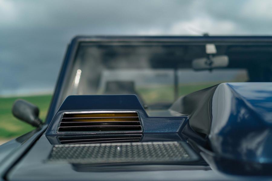 Детали экстерьера Lamborghini LM002 1997 года  (фото 33 из 45)